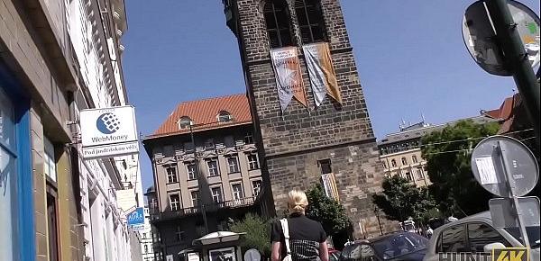 HUNT4K. Der junge Hahnrei sieht zu, wie seine wunderschöne Freundin Madelina Dee Geld verdient